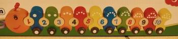 Medinis traukinukas su skaičiais