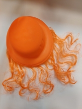 Skrybėlė su plaukais 24x27x11 cm įv.spalvų