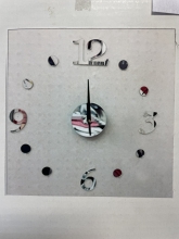 Laikrodis klijuojamas ant sienos
