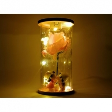 Dekoracinė rožė įstiklintame cilindre su led lemputėmis ir poros figūrėle, 10x10x16cm