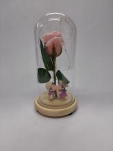 Dekoracinė rožė stikliniame gaubte su poros figūrėlėmis ir led lemputėmis, 9,5x9,5x20cm