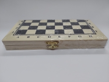 Šachmatai medinėje dėžutėje
