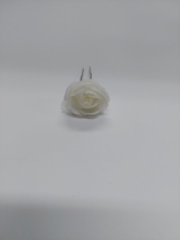 Segtukai plaukams su balta gėlyte