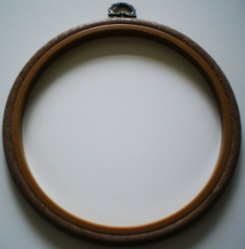 Lankelis- rėmelis medinis ovalus su ausyte pakabinimui, rudos spalvos 6* R208