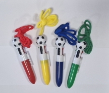 Rašiklis keturių spalvų, su futbolo kamuolio papuošimu ir virvele