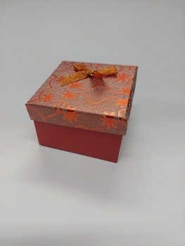 Dovanų dėžutė 9x9cm. įvairių spl.
