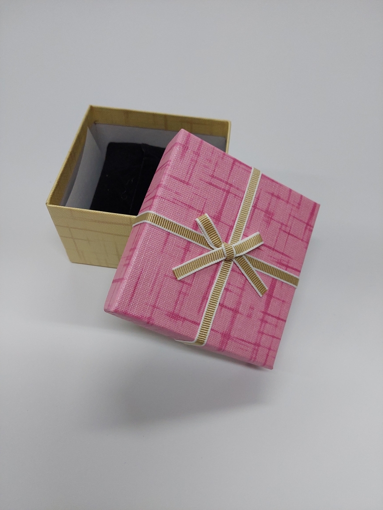 Dovanų dėžutė 9x9 cm.