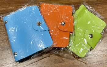Vizitinių kortelių dėklas dirbtinės odos įvairių spalvų110x75mm 6kort.