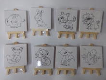 Mini molbertas su drobe 10x10cm ir piešiniu – idealus pasirinkimas pradedantiesiems menininkams