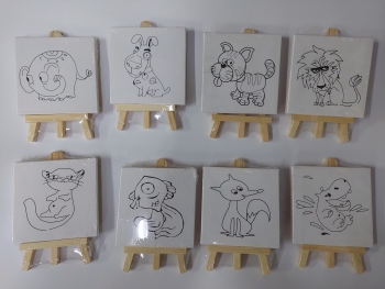 Mini molbertas su drobe 10x10cm ir piešiniu – idealus pasirinkimas pradedantiesiems menininkams