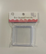 Dėžutė karoliukams kvadratinė plastikinė 7.5x7.5cm