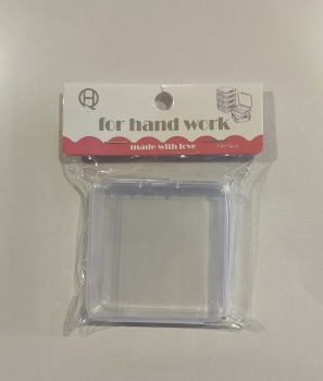 Dėžutė karoliukams kvadratinė plastikinė 7.5x7.5cm