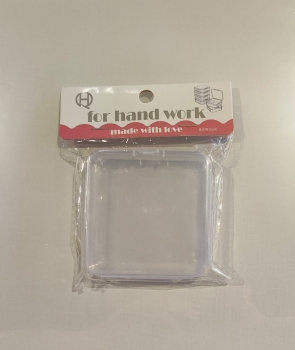 Dėžutė karoliukams kvadratinė plastikinė 8.5x8.5cm