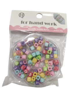 Karoliukų rinkinys su raidėmis 40gr. 6x6mm įv.spalvų