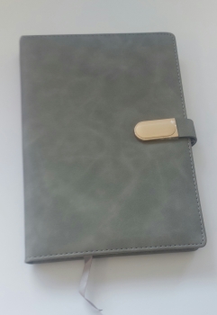 Užrašų knyga A5/112 lap, 25-209 lang. su magnet. atvertimu, odos im. virš