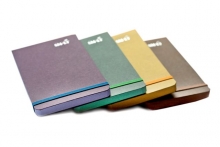 Bloknotas A5 (148×210 mm), 70 spalvoto makulatūrinio popieriaus lapų (80 gsm); užlenkiamu viršeliu, su gumele.